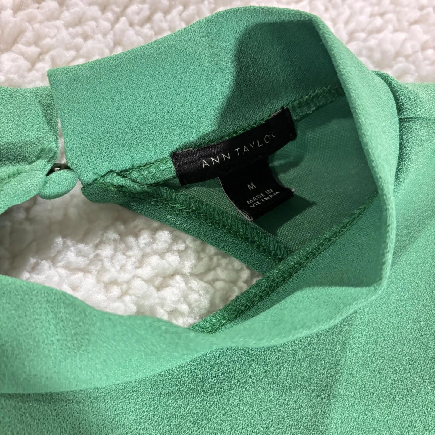 Ann Taylor Puff Sleeve Green Top Blouse Size M EUC Workwear Classic Preppy